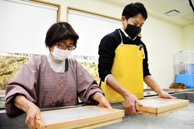 道の駅「杉原紙の里・多可」で杉原紙の紙すきに挑戦する斎藤元彦知事（右）＝兵庫県多可町加美区鳥羽