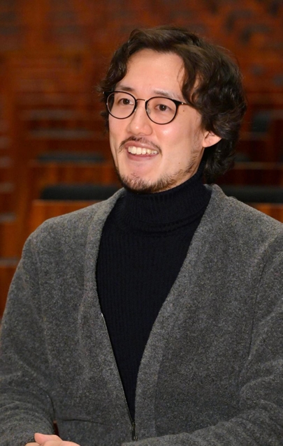 　黒田祐貴（くろだ・ゆうき）　東京芸術大学声楽科卒業、同大学院音楽研究科修士課程オぺラ専攻修了。大学院在籍中に芸大フィルハーモニア管弦楽団合唱定期演奏会や芸大メサイアのソリストを務め、修了時に大学院アカンサス音楽賞受賞。イタリアへ留学。日本音楽コンクール声楽部門第２位。新型コロナ禍で、ユーチューブを使った「フニクラフニクラ」の替え歌「アベノマスク」を配信し、３２万回再生を記録。ＳＮＳでも話題になる。生まれた時から大の阪神ファン。