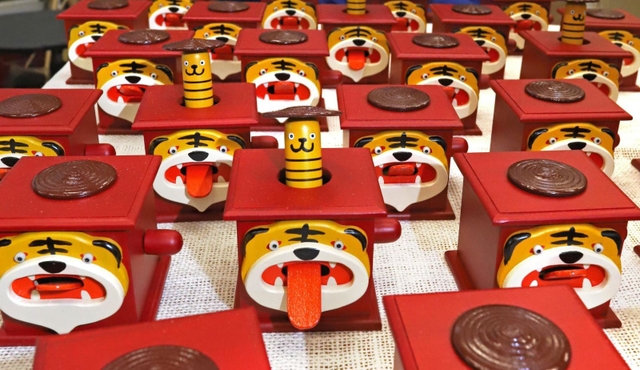 親子のトラがユーモラスな動きを見せる干支の神戸人形＝神戸市東灘区住吉山手８（撮影・山崎　竜）