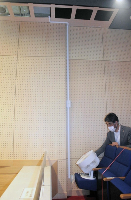 座席近くのサーキュレーターで天井部の排気ダクトに空気を送り込むテストの様子＝神戸新開地・喜楽館