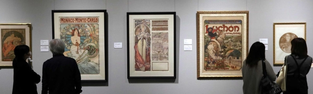 パリ時代に手がけた華やかな商業ポスターが並ぶ＝神戸市東灘区向洋町中２、神戸ファッション美術館（撮影・長嶺麻子）