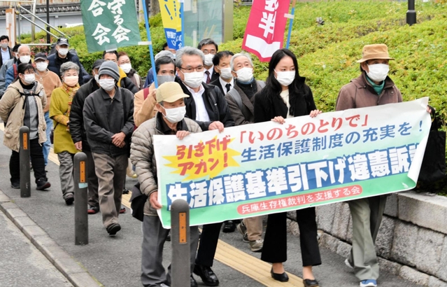 生活保護の支給額減額を巡る訴訟で、判決を前に神戸地裁へ入る原告団＝１６日午後１時２０分ごろ、神戸市中央区橘通２