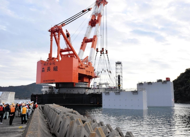 設置された浮上式水門。外枠部分が海面から出ている＝１６日午後、南あわじ市の福良湾