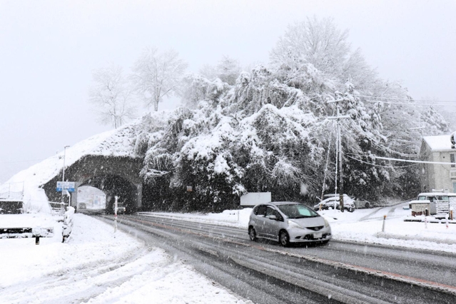 大雪が降った和田山の市街地＝朝来市内、１８日午前７時５６分