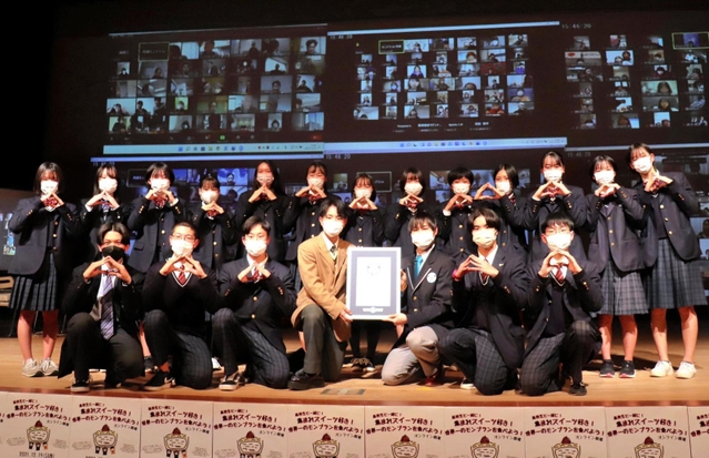 ギネス世界記録を達成し、「栗ポーズ」で喜ぶ高校生ら＝１９日午後、丹波市柏原町柏原、兵庫県立丹波の森公苑