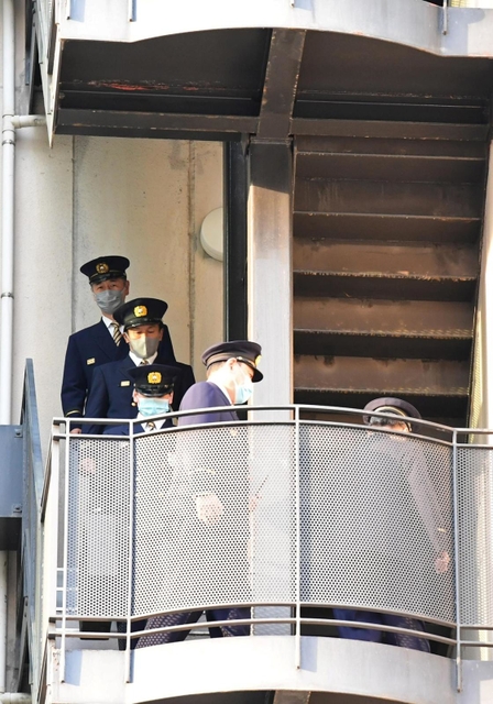 大阪ビル火災を受け、防火設備を確認する神戸市消防局の職員ら＝２０日午後、神戸市中央区三宮町１（撮影・坂井萌香）