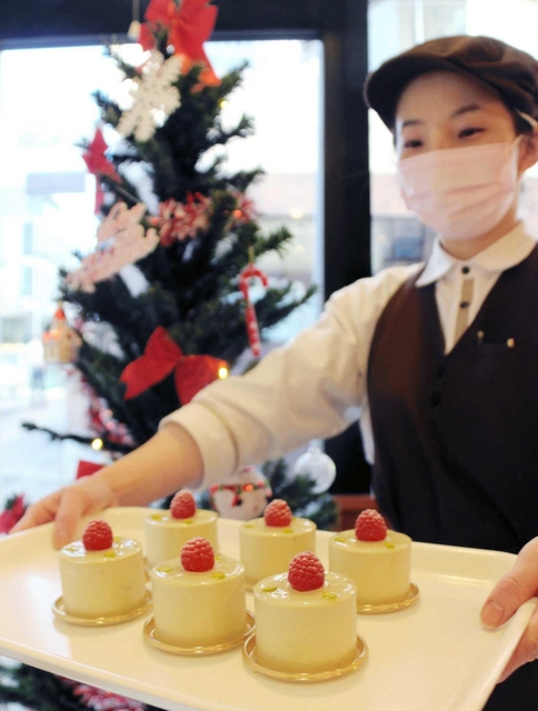 ケーキも秋口から値上げした。繊細な味わいに、気分の上がる包装も人気で即完売という＝芦屋市公光町、ポッシュ・ドゥ・レーヴ芦屋