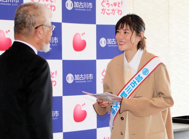 観光パンフレットを受け取り笑顔を見せる上野樹里さん（右）＝加古川市役所