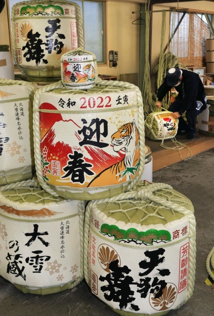 職人の手で仕上げられた菰樽＝２１日午前、尼崎市の岸本吉二商店