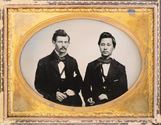 ヒコ（右）が友人ヴァン・リードと米サンフランシスコで撮影したガラス板写真（播磨町郷土資料館提供）