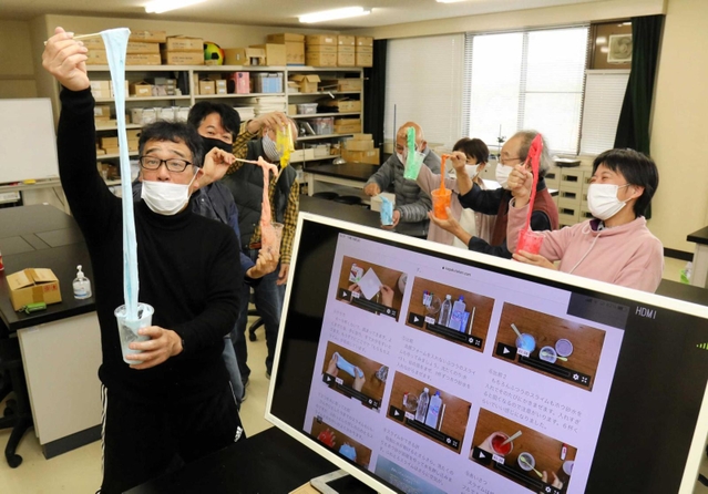 子どもたちの好奇心を刺激する科学実験をホームページで公開した原体験教育研究会のメンバー＝加東市下久米、兵庫教育大学