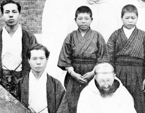 修道院講師時代の露風（前列左）と教え子ら（霞城館提供）