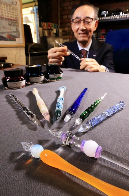 インク人気を背景に、愛用者が増えているガラスペン＝神戸市中央区東川崎町１、ＮＡＧＡＳＡＷＡ神戸煉瓦倉庫店