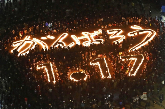今年１月１７日に東遊園地に浮かび上がった「がんばろう」の文字＝神戸市中央区加納町６