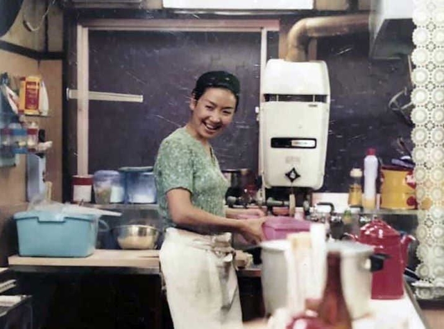 「キッチン　プチット」を切り盛りしていた頃の財部紀久子さん。おふくろの味が多くの人に親しまれた（財部賢一さん提供）
