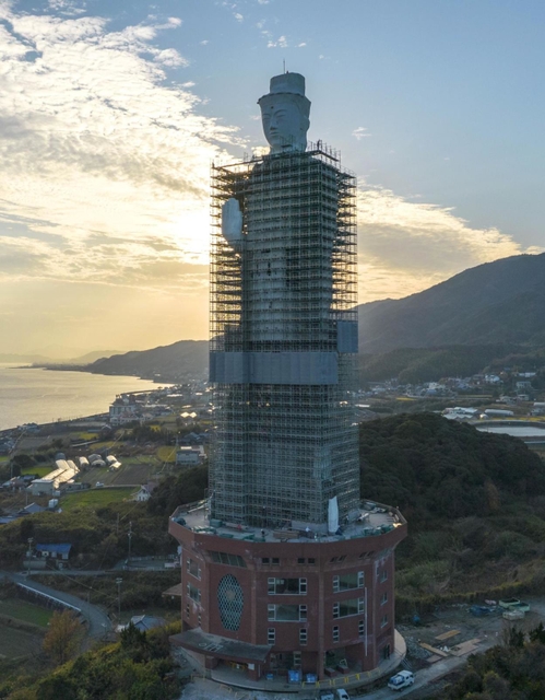 高層ビルの中に巨像？　首付近まで工事用の足場に覆われた観音像＝２１日、淡路市釜口（小型無人機で撮影）