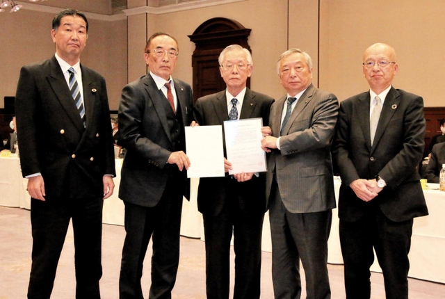 兵庫県が示した行財政運営方針見直し案に対し、市町から緊急要望書が出された＝神戸市中央区、県公館