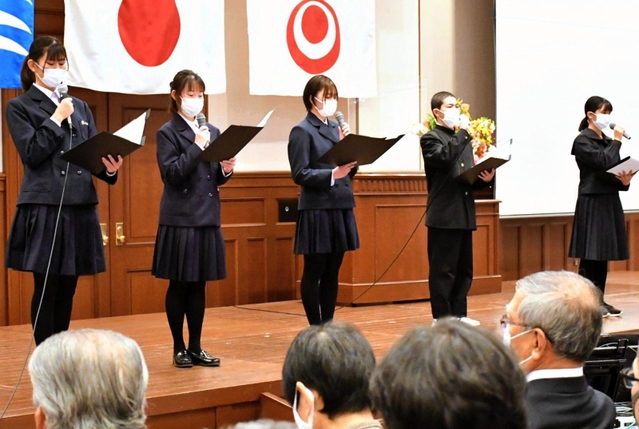 「平和の尊さを次世代につなぐ」と宣言する兵庫高校の生徒ら＝２５日午後、神戸市中央区下山手通４、兵庫県公館