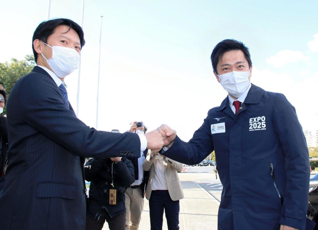 吉村洋文大阪府知事（右）を出迎える斎藤元彦兵庫県知事＝２６日午後、西宮市西宮浜４、新西宮ヨットハーバー
