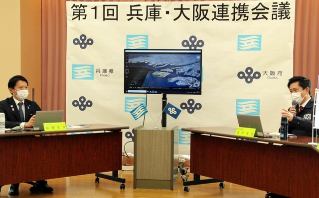 大阪湾ベイエリアの活性化に向け、意見交換する斎藤元彦兵庫県知事（左）と吉村洋文大阪府知事＝２６日午後、西宮市西宮浜４、新西宮ヨットハーバー