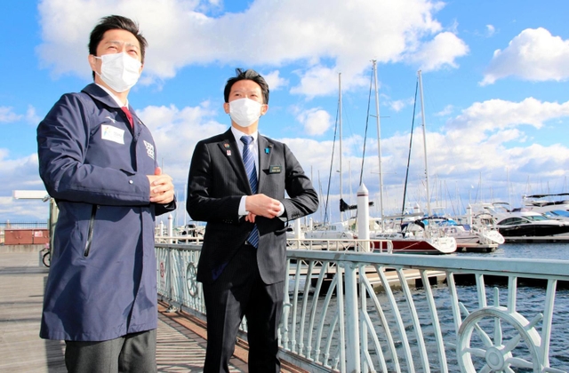 会議前、大阪湾を眺めながら語り合う吉村洋文大阪府知事（左）と斎藤元彦兵庫県知事＝２６日午後、西宮市西宮浜４、新西宮ヨットハーバー