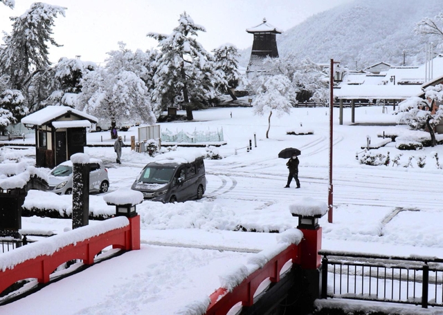 この冬一番の寒波の影響で一面の雪景色となった「辰鼓楼」（中央奥）の周辺＝２６日午前８時３９分、豊岡市出石町内町