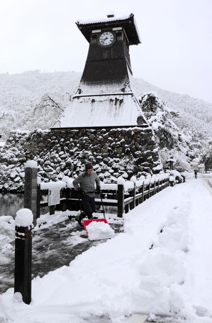 この冬一番の寒波の影響で一面の雪景色となった「辰鼓楼」の周辺＝２６日、豊岡市出石町内町