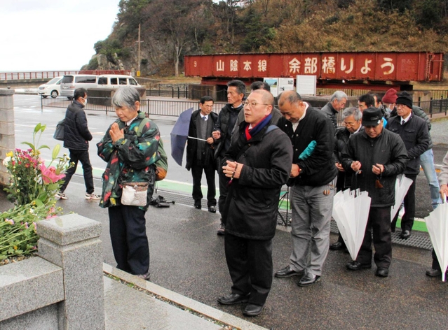 事故３３年に合わせて現場を訪れた尼崎ＪＲ脱線事故の遺族やＪＲ西日本労働組合の乗務員ら＝２０１９年１２月、兵庫県香美町香住区余部