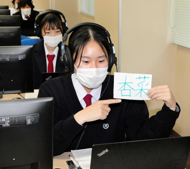 自分の名前の漢字について英語で説明する生徒＝神戸市中央区野崎通１、神戸市立葺合高校