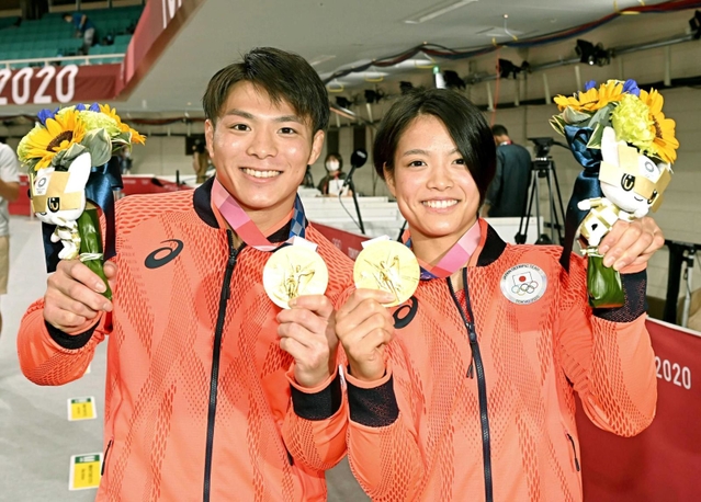 東京五輪で金メダルを手にする阿部一二三と妹の詩＝７月２５日、日本武道館