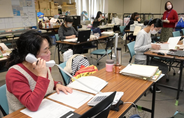 年末年始も対応する兵庫県の新型コロナ健康相談コールセンター＝２８日午前、神戸市中央区（撮影・秋山亮太）