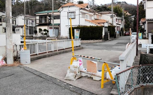 所有者によって突然封鎖された橋。今は車１台分だけ通過できるようになっている＝神戸市北区山田町小部