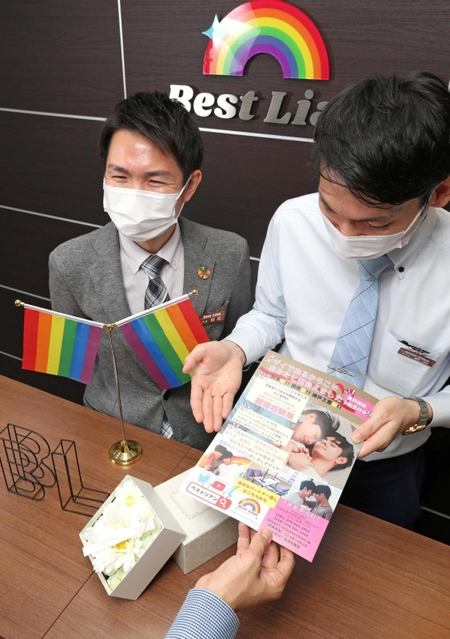 真剣な男性同士の出会いをサポートする結婚相談所「ベストリアン」。代表の田辺義宗さん（左）と副代表の新井智尊さん＝神戸市中央区二宮町１（撮影・長嶺麻子）