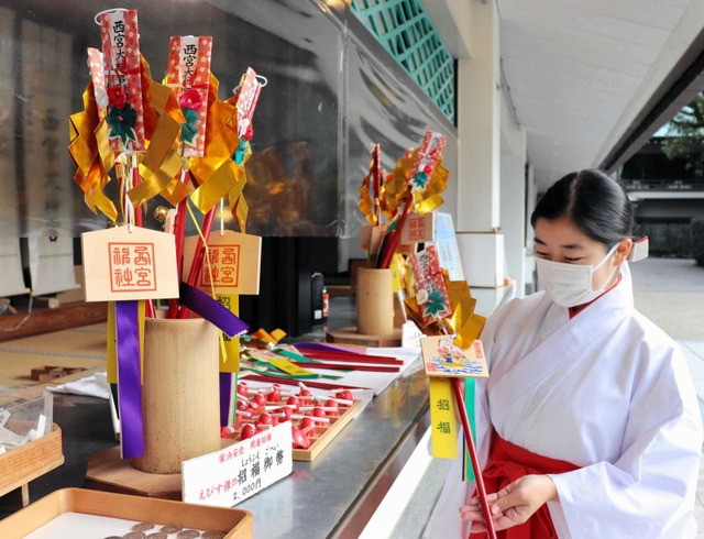 初詣の年内参拝を受け入れている西宮神社。招福御幣や鯛みくじの授与がすでに始まっている＝西宮市社家町