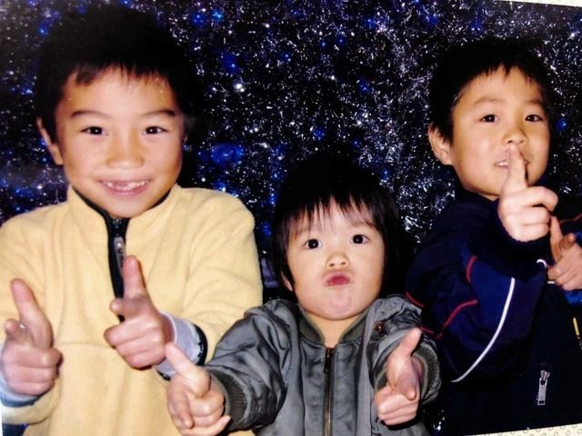 ２００４年ごろに写真に納まる（右から）阿部一二三、詩、勇一朗さん＝神戸市中央区（家族提供）