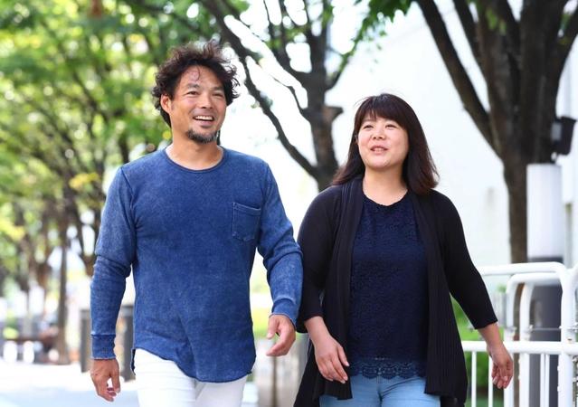 阿部一二三選手、詩選手らを連れてよく訪れたという神戸ハーバーランドで子育てを振り返る父浩二さん（左）と母愛さん＝２０１９年８月、神戸市中央区東川崎町１