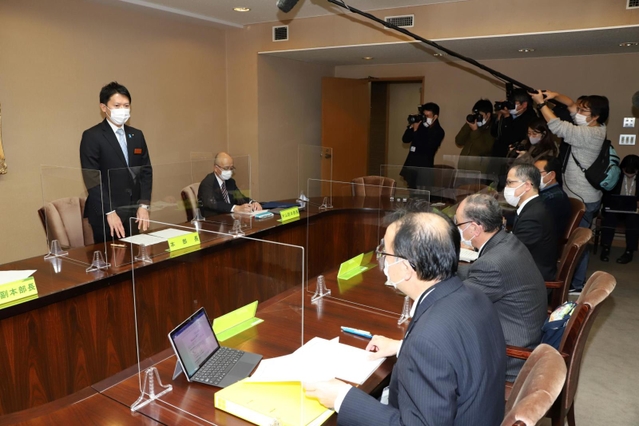 新型コロナウイルス感染症対策本部関係本部員会議の冒頭で発言する斎藤元彦知事（左）＝３０日午後、兵庫県庁（撮影・藤家　武）