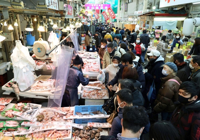 正月用の食材などを買い求る人でごった返す鮮魚店＝３０日午後、神戸市兵庫区、東山商店街（撮影・長嶺麻子）