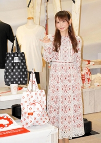 大阪・関西万博の公式ライセンスグッズをＰＲする中川翔子さん＝東京都中央区日本橋１、コレド日本橋