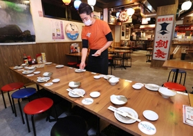 兵庫県の会食人数制限が撤廃され、大人数の宴会予約も入るようになった神戸市内の居酒屋。それでも予約は例年の半分にとどまるという＝１日午後、神戸市中央区北長狭通２（撮影・小林良多）