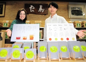 ティーバッグ茶の新ブランドを立ち上げた赤松佳幸さん（右）と、ともに地域おこしに取り組む小野未花子さん＝姫路市久保町、播磨屋茶舗
