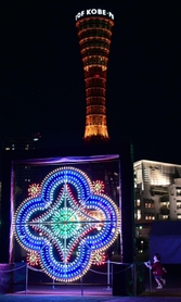 日没とともに点灯した光の装飾。ルミナリエの代替イベントとして市街地７カ所に設営された＝３日午後、神戸市中央区波止場町、メリケンパーク（撮影・中西幸大）