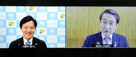 鳥取県の平井伸治知事（右）とオンラインで会談する兵庫県の斎藤元彦知事＝３日午後、兵庫県庁