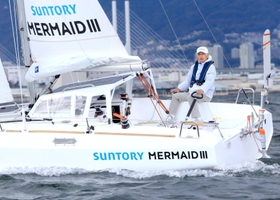 太平洋無寄港横断に挑戦する「サントリーマーメード３号」を操船する堀江謙一さん＝４日午後、新西宮ヨットハーバー沖の大阪湾（撮影・斎藤雅志）