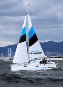 試験航行する「サントリーマーメイド３号」＝新西宮ヨットハーバー沖の大阪湾（撮影・斎藤雅志）