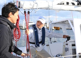 斎藤元彦知事（左）にヨット内の説明をする堀江謙一さん＝新西宮ヨットハーバー（撮影・斎藤雅志）