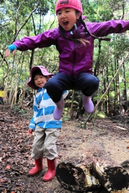「森のようちえん　さんぽみち」で思い思いに遊ぶ子どもたち＝西宮市甲山町、甲山森林公園