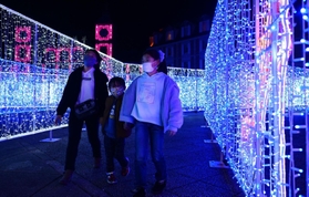 光の巨大迷路を楽しむ子どもたち＝神戸市北区大沢町上大沢