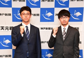 第４局を前に撮影に応じる一力遼天元（左）と関航太郎七段＝５日午後、洲本市、ホテルニューアワジ（撮影・坂井萌香）