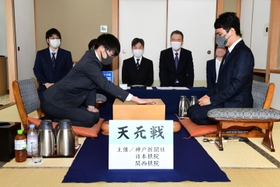 第４局で初手を打つ関航太郎七段（左）。右は一力遼天元＝６日午前、洲本市のホテルニューアワジ（撮影・中西幸大）